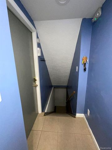 32450 Barclay Square, Warren, MI 48093