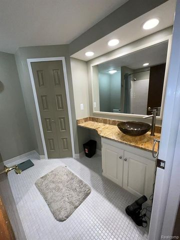 32450 Barclay Square, Warren, MI 48093