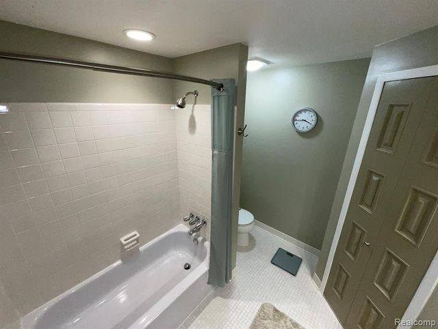 32450 Barclay Square, Warren, MI 48093
