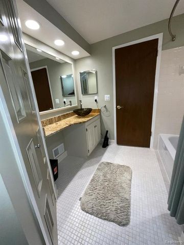 32450 Barclay Square, Warren, MI 48093