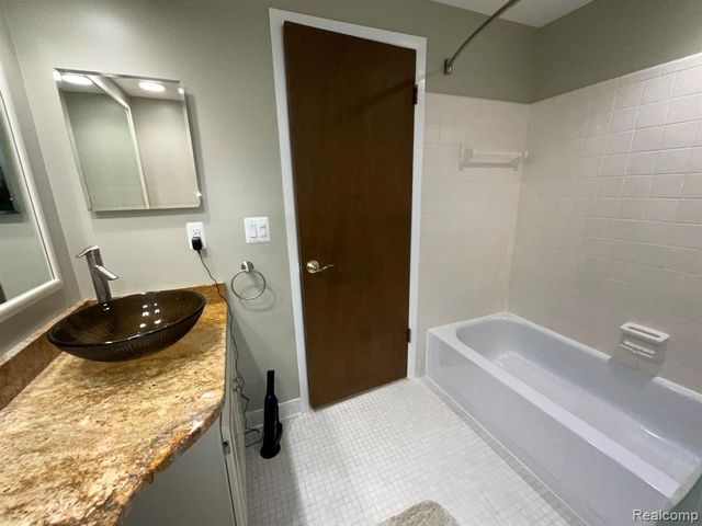 32450 Barclay Square, Warren, MI 48093