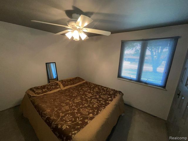 32450 Barclay Square, Warren, MI 48093