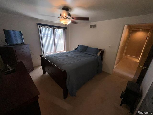 32450 Barclay Square, Warren, MI 48093