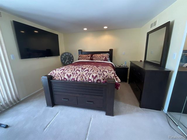 32450 Barclay Square, Warren, MI 48093