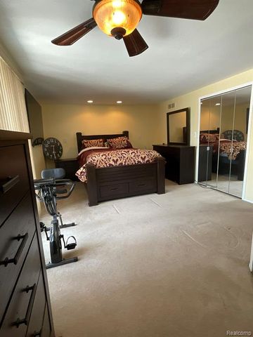 32450 Barclay Square, Warren, MI 48093