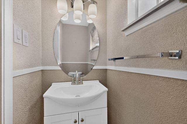 8130 Avenida La Prestina NE, Albuquerque, NM 87109