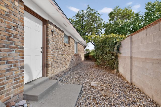 8130 Avenida La Prestina NE, Albuquerque, NM 87109