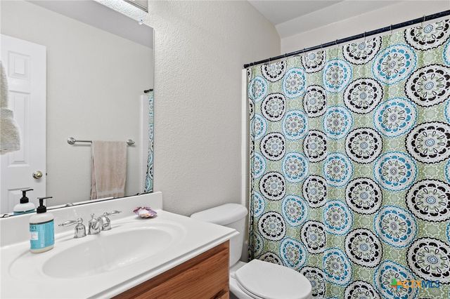 202 The Oaks Boulevard, Elgin, TX 78621
