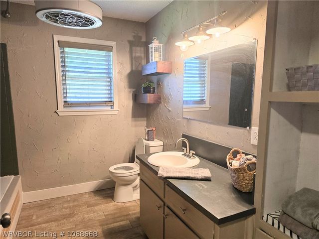 1005 Highway 96 SW, Lavaca, AR 72941