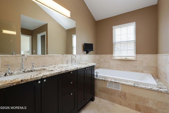 3 Oxford Road 328, Holmdel, NJ 07733