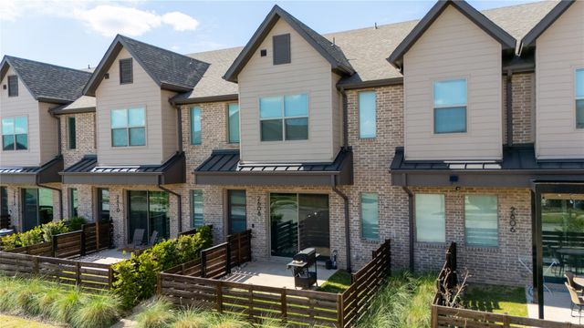2608 La Cala Drive O, Grand Prairie, TX 75054