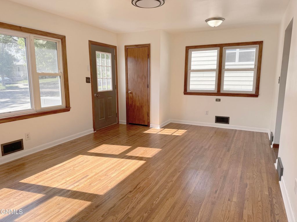 1709 N 14th Street, Bismarck, ND 58501 photo 2