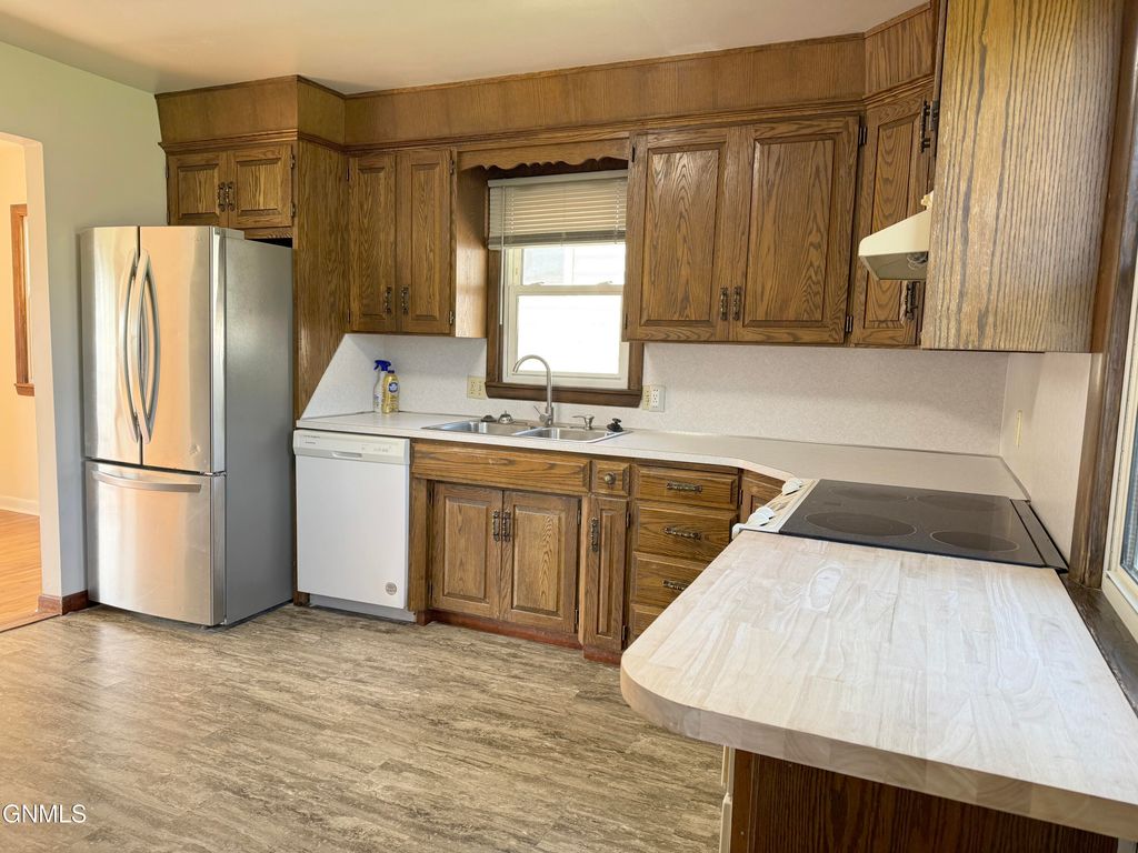 1709 N 14th Street, Bismarck, ND 58501 photo 5