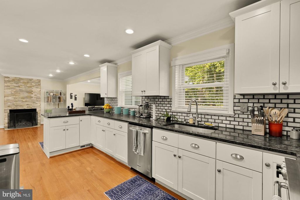 Image 18 of property listing at 14813 CLAVEL ST, Rockville, MD 20853
