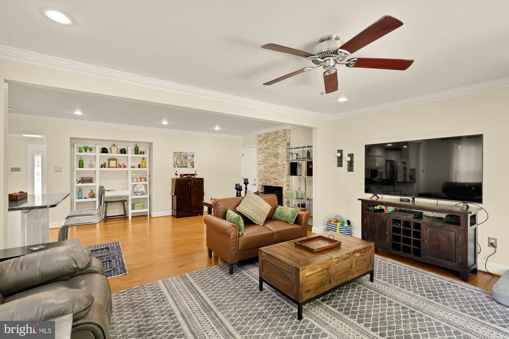 Image 29 of property listing at 14813 CLAVEL ST, Rockville, MD 20853