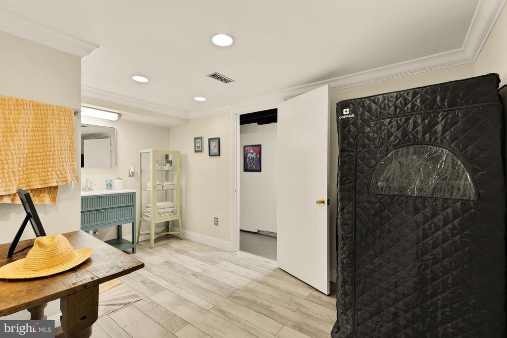 Image 59 of property listing at 14813 CLAVEL ST, Rockville, MD 20853