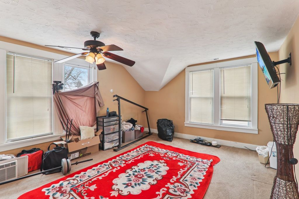 Image 11 of property listing at 262 S WESTON Avenue, Elgin, IL 60123