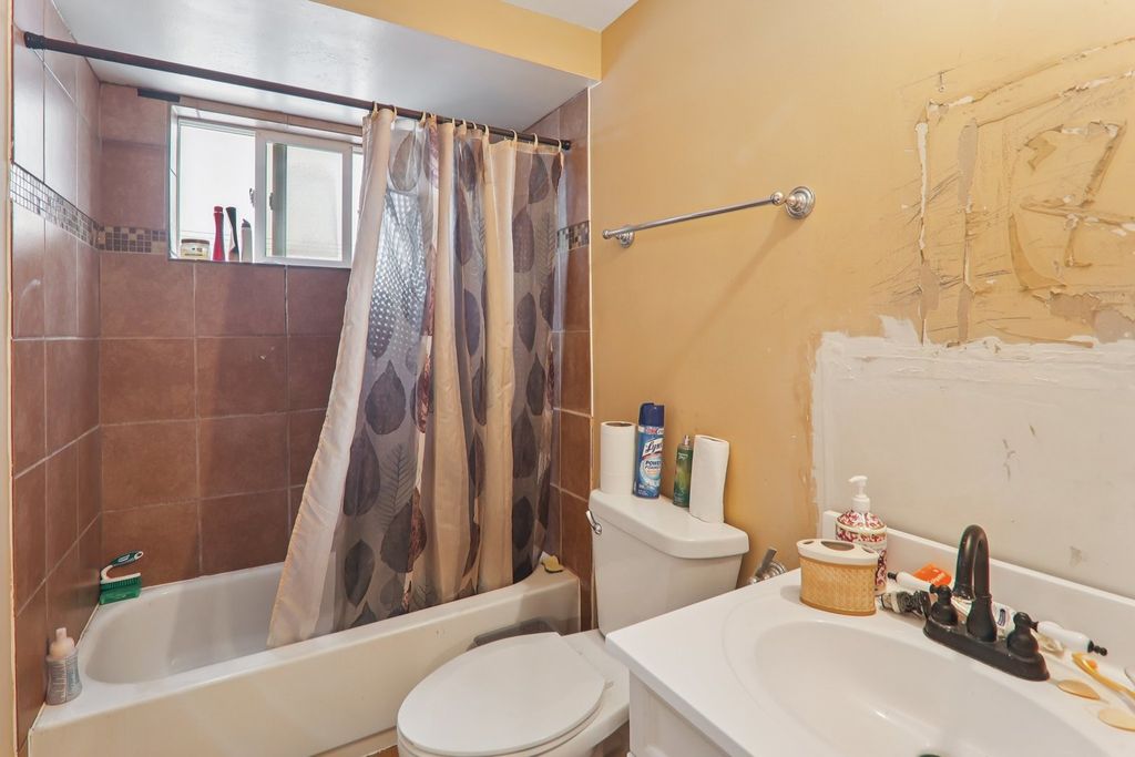 Image 15 of property listing at 262 S WESTON Avenue, Elgin, IL 60123