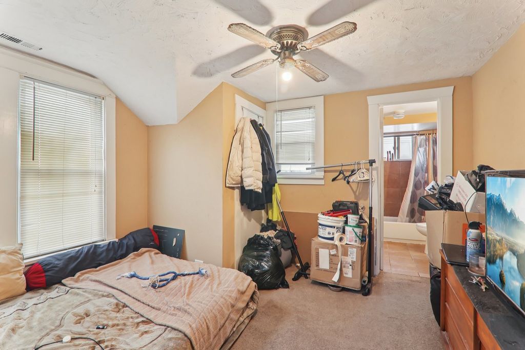 Image 16 of property listing at 262 S WESTON Avenue, Elgin, IL 60123