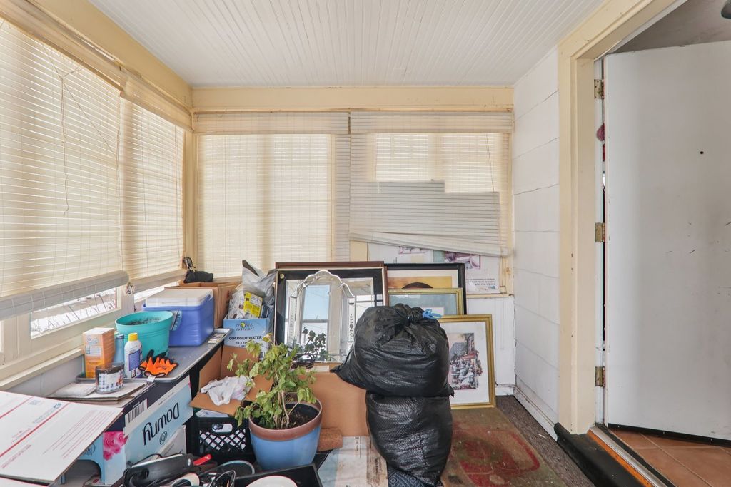 Image 21 of property listing at 262 S WESTON Avenue, Elgin, IL 60123