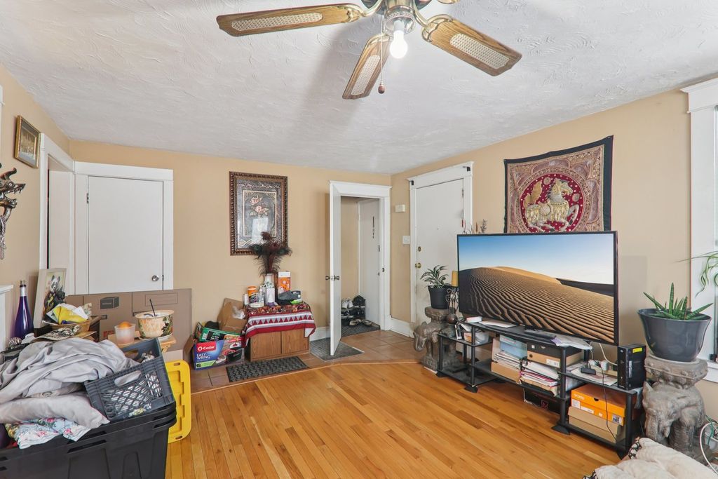 Image 5 of property listing at 262 S WESTON Avenue, Elgin, IL 60123