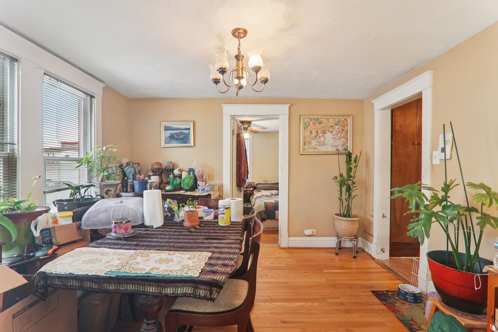 Image 6 of property listing at 262 S WESTON Avenue, Elgin, IL 60123