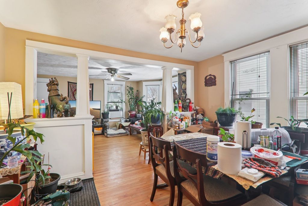 Image 7 of property listing at 262 S WESTON Avenue, Elgin, IL 60123