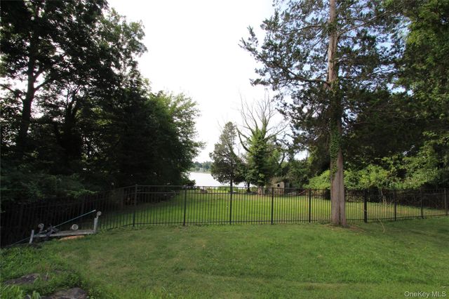 59 Dyke Road, East Setauket, NY 11733