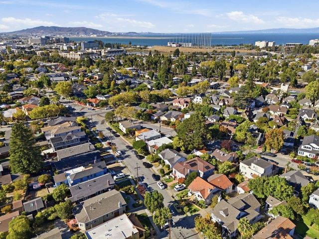 732 Farringdon Lane, Burlingame, CA 94010