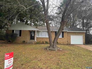 909 Graycroft Drive SW, Huntsville, AL 35802