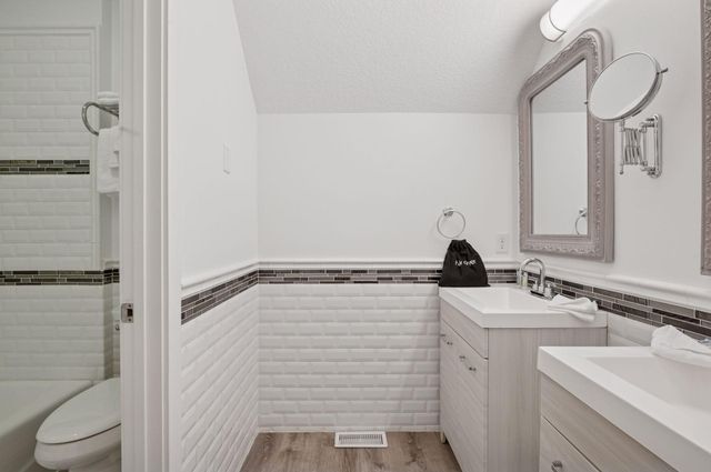 1032 Gardner Street E, Wayzata, MN 55391