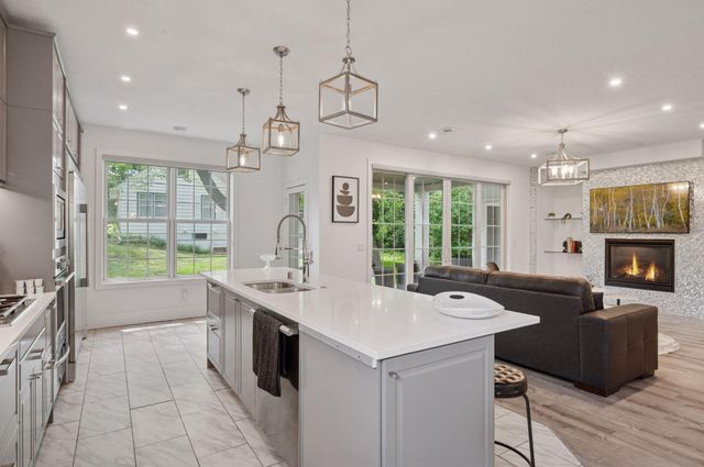 1032 Gardner Street E, Wayzata, MN 55391