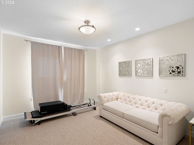 9010 Sw INEZ St, Tigard, OR 97224