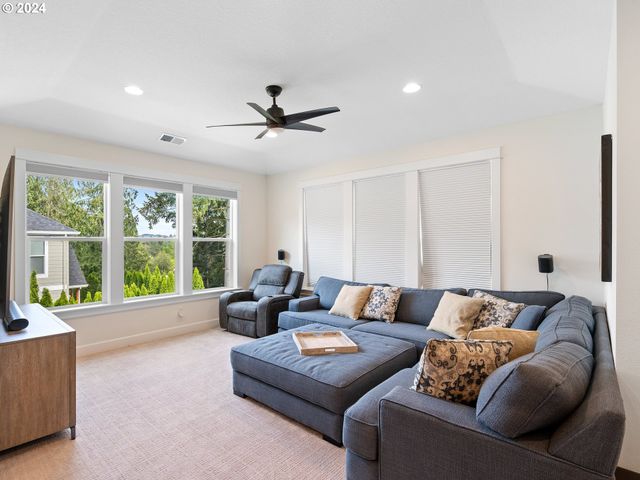 9010 Sw INEZ St, Tigard, OR 97224