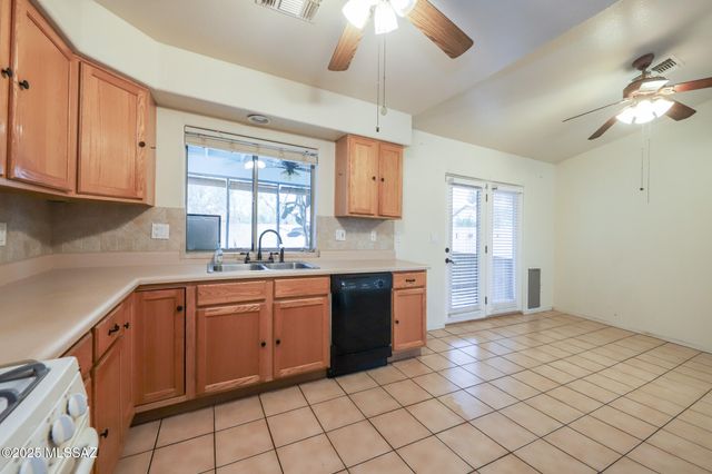 110 W Andrew Potter Street, Corona De Tucson, AZ 85641