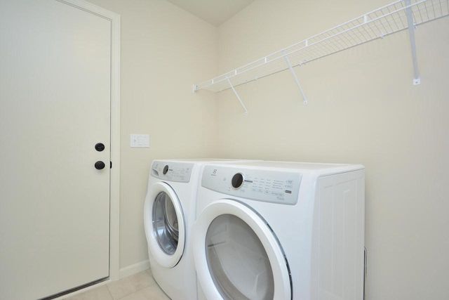 1187 Arrowood CIRCLE W, Oconomowoc, WI 53066