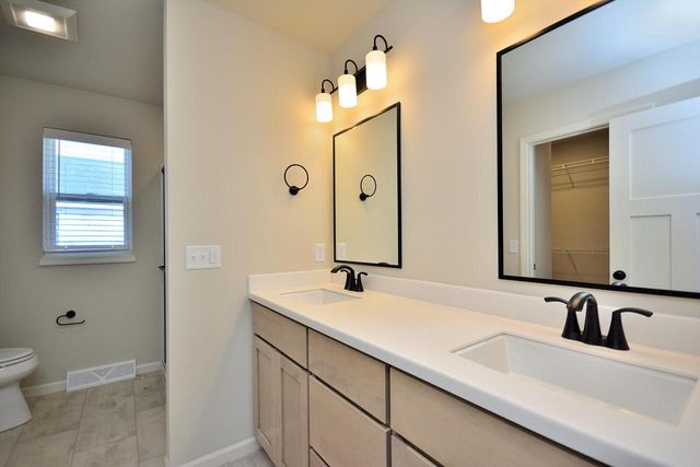 1187 Arrowood CIRCLE W, Oconomowoc, WI 53066