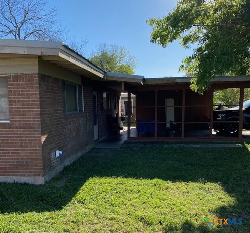 Image 2 of property listing at 711 Hybiscus Lane, Victoria, TX 77904