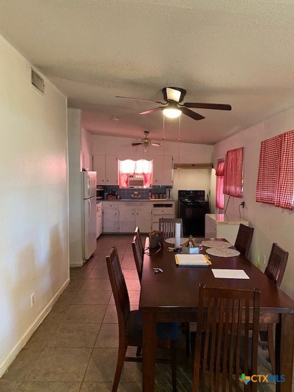 Image 5 of property listing at 711 Hybiscus Lane, Victoria, TX 77904