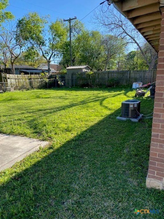 Image 6 of property listing at 711 Hybiscus Lane, Victoria, TX 77904
