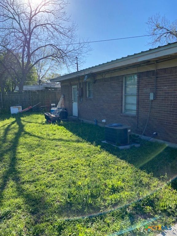 Image 7 of property listing at 711 Hybiscus Lane, Victoria, TX 77904