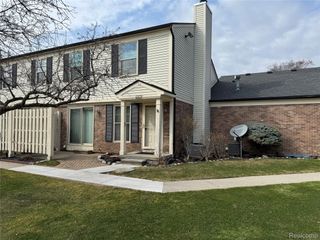 1597 Dover Hill S, Walled Lake, MI 48390