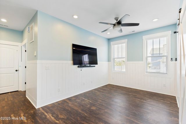 711 Carolina Beach Avenue N, Carolina Beach, NC 28428