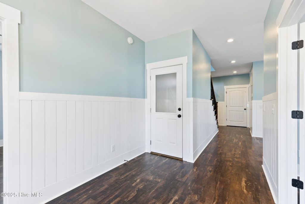 Image 11 of property listing at 711 Carolina Beach Avenue N, Carolina Beach, NC 28428