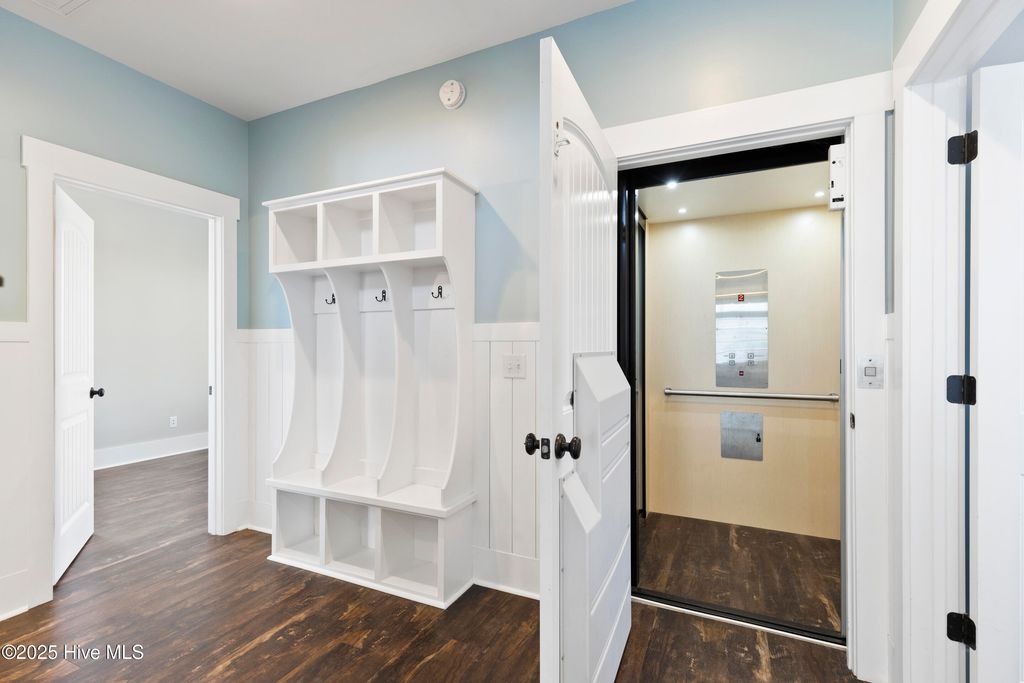 Image 12 of property listing at 711 Carolina Beach Avenue N, Carolina Beach, NC 28428