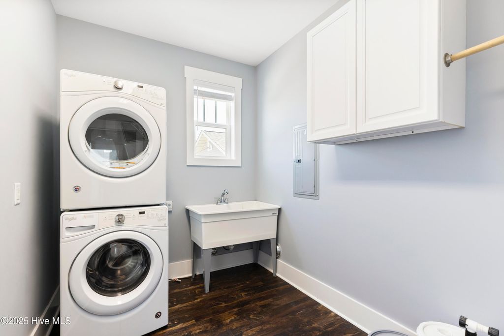 Image 13 of property listing at 711 Carolina Beach Avenue N, Carolina Beach, NC 28428