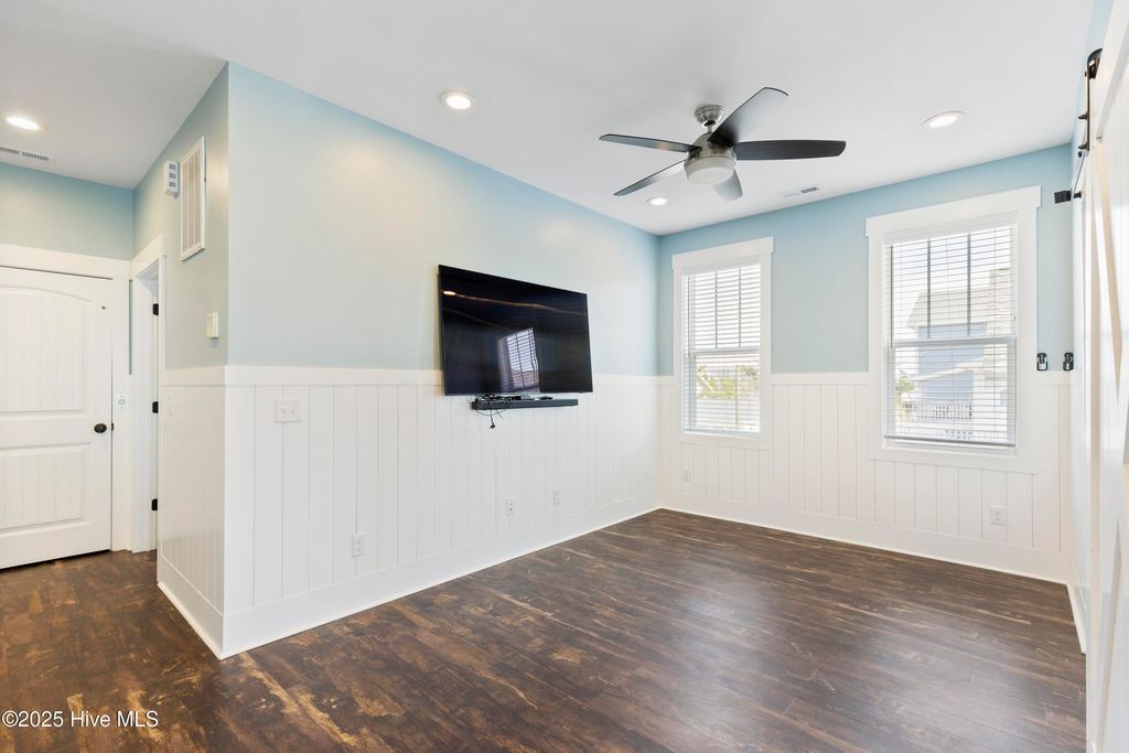 Image 9 of property listing at 711 Carolina Beach Avenue N, Carolina Beach, NC 28428