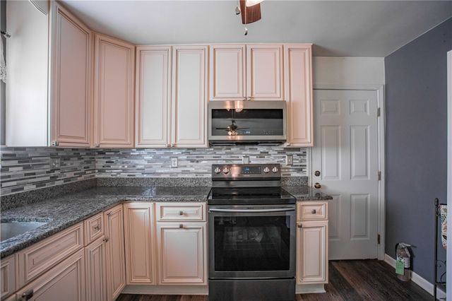 858 Monaca Rd, Center Twp, PA 15061