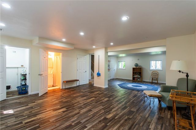 858 Monaca Rd, Center Twp, PA 15061