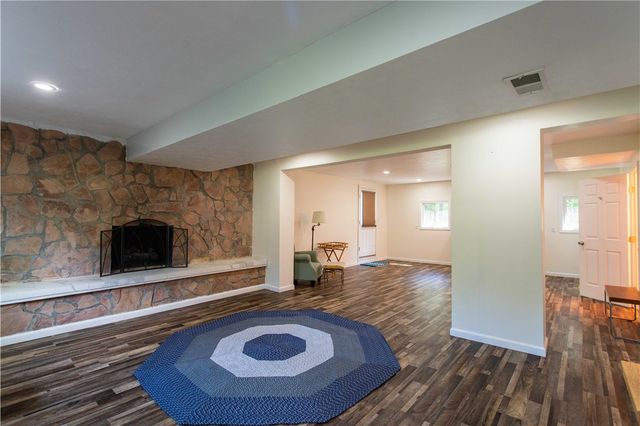 858 Monaca Rd, Center Twp, PA 15061